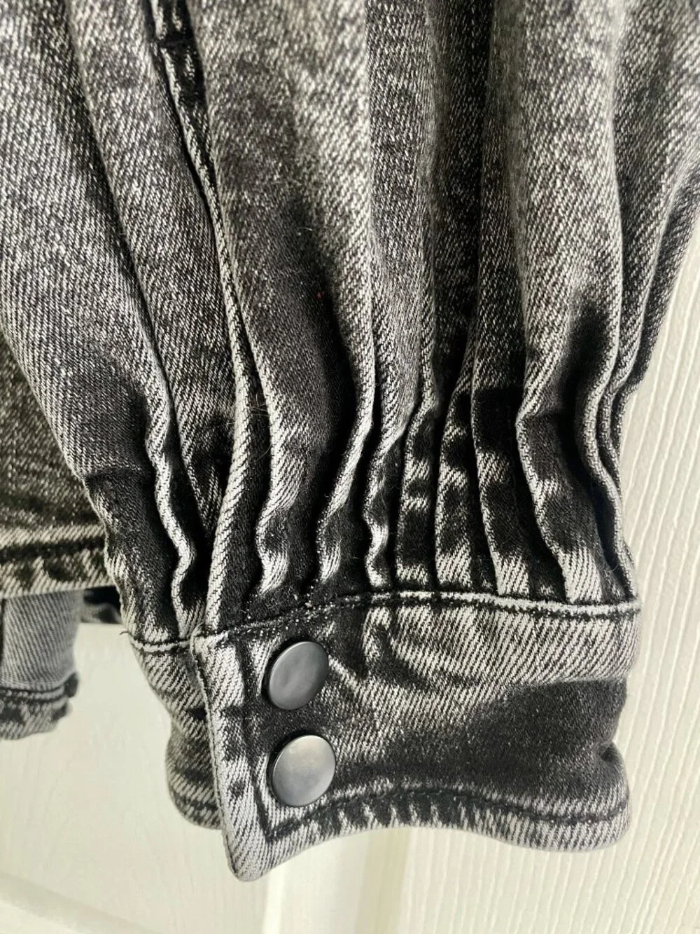 Avec Les Filles Ruched Sleeve Denim Jacket – Black Acid Wash (Size M) - Picture 7 of 8